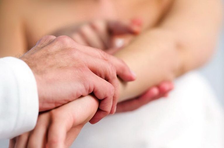 Un dermatólogo examina un paciente con psoríase