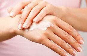 Tratamento con crema de psoríase